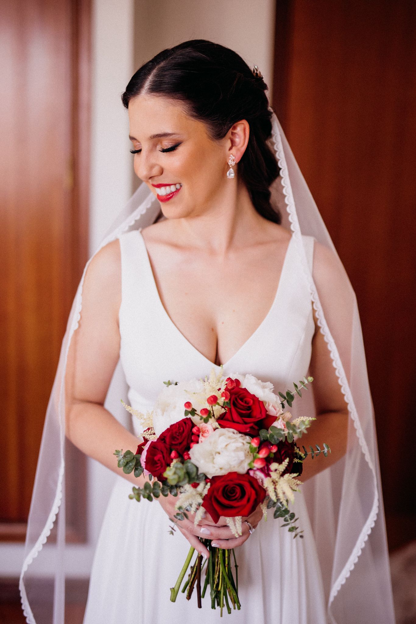 Noiva com buquê de rosas vermelhas