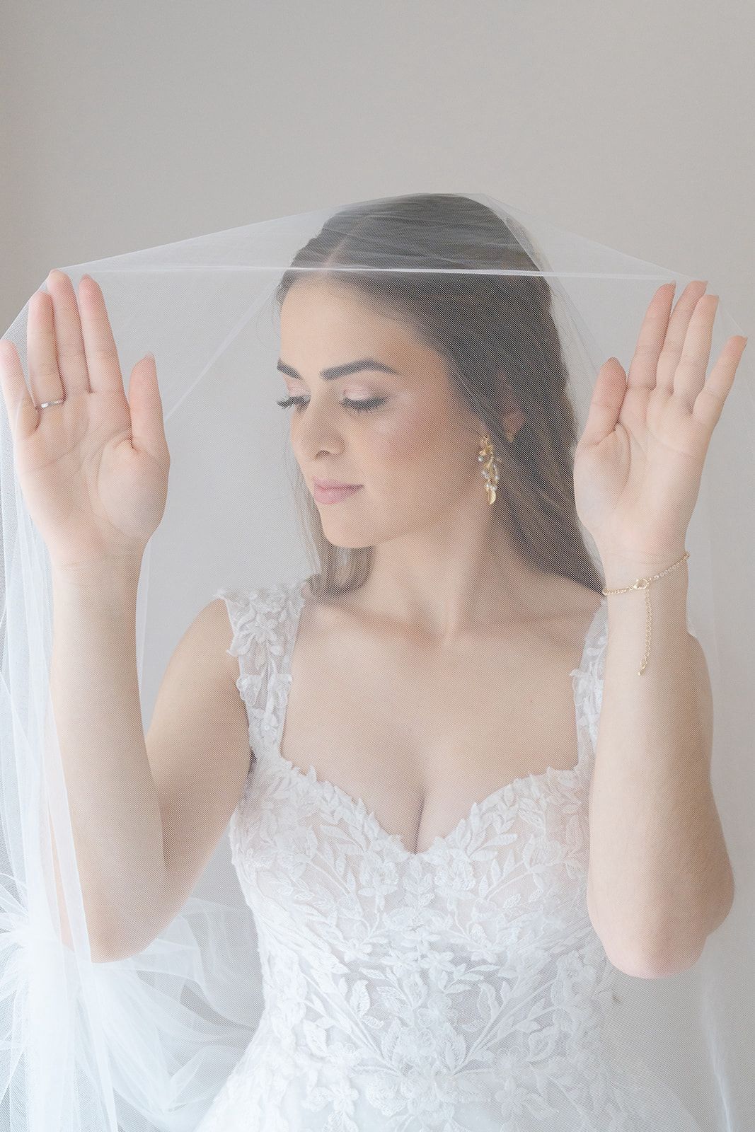 Noiva sob véu com brincos dourados