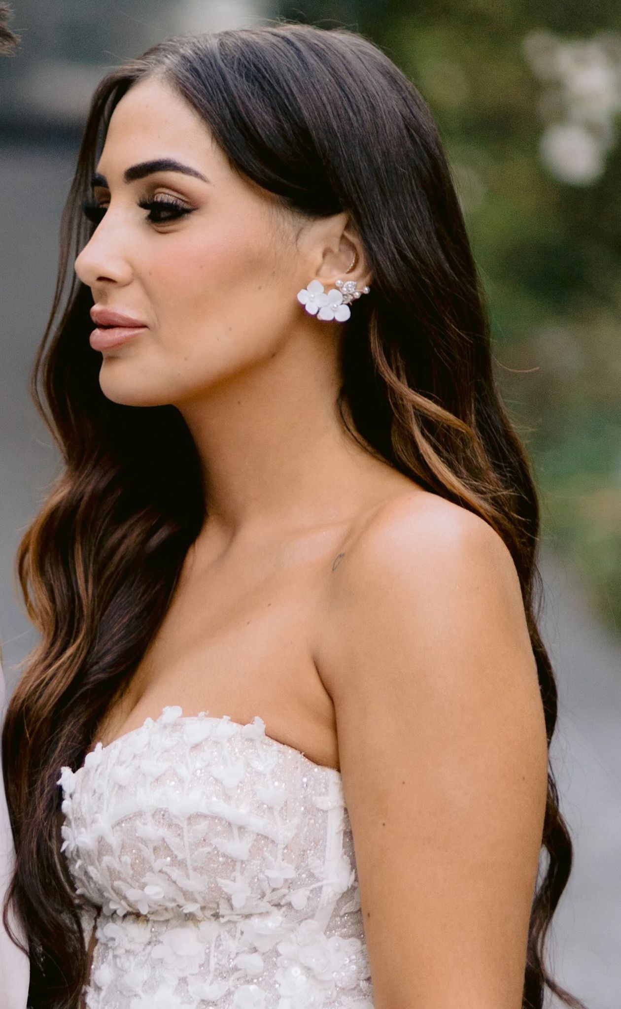 Noiva de perfil com brincos floridos