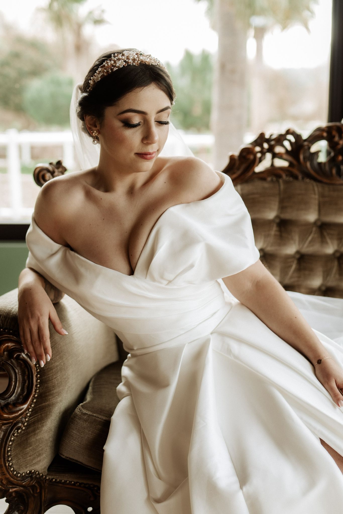 Noiva com tiara dourada